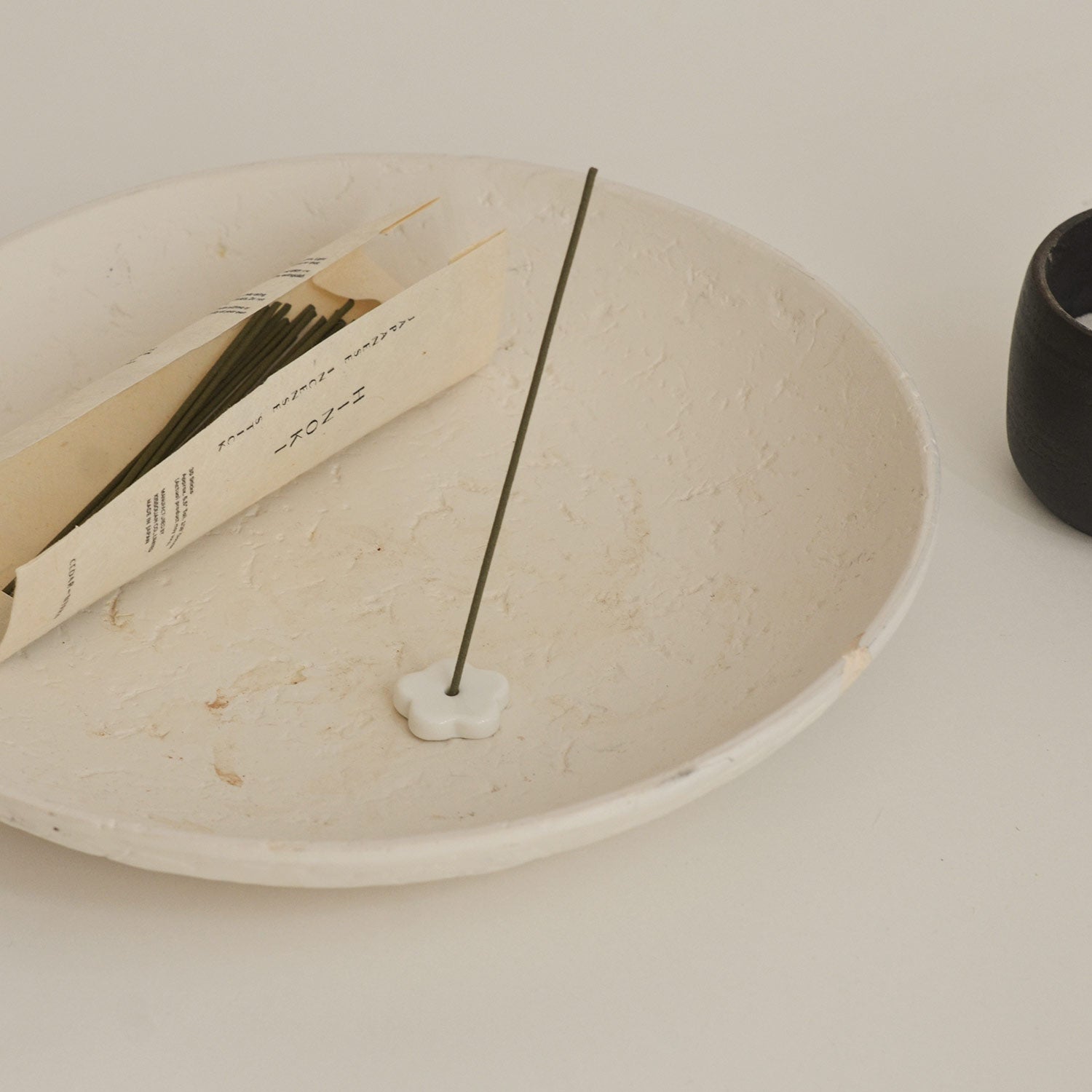 Hinoki Japanese Incense Stick Set – 30 Sticks with Ceramic Holder